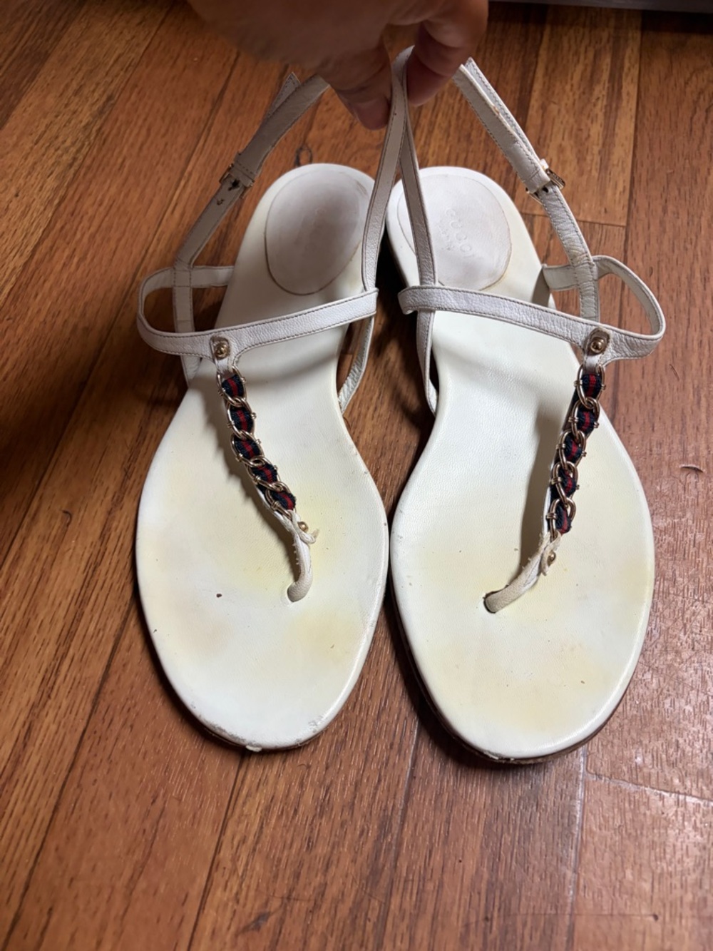 Gucci Ivory T-Strap Sandals with Chain Accent - Picture 4 of 10
